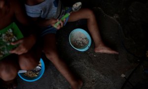 Una persona almuerza arroz, frijoles y huevo en la fabela de Arco Iris en Recife, Brasil.