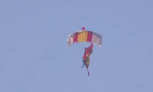 Tensión en el desfile del 12-O cuando la bandera de España se le enrolla en la pierna a un paracaídista.