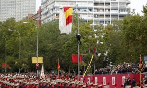 Imagen de archivo de un paracaidista enganchado a una farola del Paseo de la Castellana durante el desfile del 12-O de 2019.