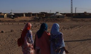 Tres mujeres saharauis pasean por los campos de refugiados de Tinduf, Argelia.