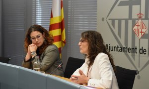 La tinenta de Drets Socials, Justícia Global, Feminismes i LGTBI de l'Ajuntament de Barcelona, Laura Pérez i la consellera d'Igualtat i Feminismes, Tània Verge a la roda de premsa d'aquest dijous.