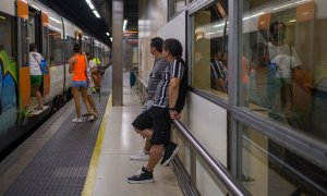 Viajeros esperan la llegada de un tren en uno de los andenes de la estación de Sants, a 9 de septiembre de 2022, en Barcelona, Catalunya (España).