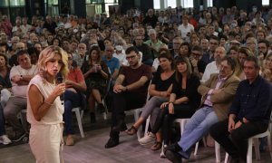 La vicepresidenta segunda del Gobierno y ministra de Trabajo y Economía Social, Yolanda Díaz (i), interviene en un acto político de Sumar, en Sabadell.