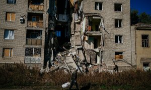 15/10/2022 Una persona camina frente a un edificio dañado por los bombardeos en la ciudad ucraniana de Bakhmut