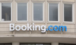 El logo de Booking en la fachada de su sede en Ámsterdam. REUTERS