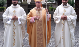 El obispo de Ourense, Leonardo Lemos Montanet, con dos sacerdotes.