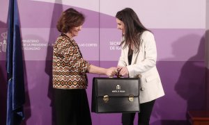 La vicepresidenta primera, Carmen Calvo (izq), entrega la cartera de Igualdad a Irene Montero (dech), durante el acto de toma de posesión, en enero de 2020. E.P./Eduardo Parra