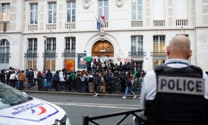 Agentes de la Policía vigilan a los manifestantes que reclaman subidas salariales en Francia, a 18 de octubre de 2022.