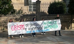 18/10/22 Sindicalistas cuelgan una pancarta de un balcón del obispado, mientras varias trabajadoras de la residencia se manifiestan frente al edificio.