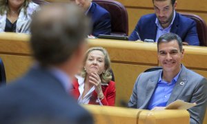 18/10/2022.- El presidente del Gobierno, Pedro Sánchez (d), escucha la intervención del líder del PP, Alberto Núñez Feijóo (i), durante el pleno del Senado, donde Sánchez ha comparecido para informar de las últimas medidas económicas y fiscales del Ejecut