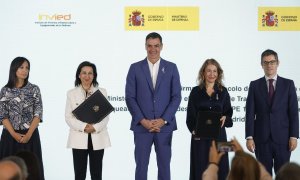 El presidente del Gobierno Pedro Sánchez (c), junto a la ministra de Defensa Margarita Robles (2i), la ministra de Transportes, Movilidad y Agenda Urbana Raquel Sánchez Jiménez (2d), el ministro de Presidencia Félix Bolaños (d) y la delegada del Gobierno