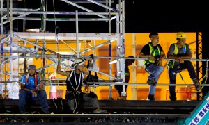 Trabajadores permanecen en una de las obras del Mundial de Catar.