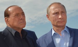 Imagen de archivo tomada el 11 de septiembre de 2015 con el presidente ruso Vladimir Putin y el ex primer ministro italiano Silvio Berlusconi  en el puerto de Sebastopol, el Mar Negro.
