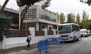 Un autobús del colegio privado Virgen de Europa, en las inmediaciones del centro educativo, a 17 de octubre de 2022, en Boadilla del Monte, Madrid (España).