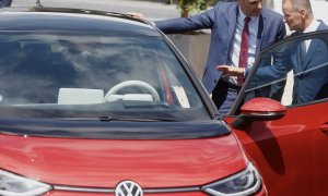 El presidente del Gobierno, Pedro Sánchez (i), y el director ejecutivo de Volkswagen, Herbert Diess (d), durante la presentación del proyecto de gigafactoría de baterías de Volkswagen, a 5 de mayo de 2022, en Sagunto, València, País Valencià (España).