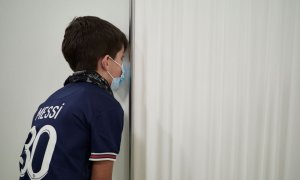 Un niño espera a ser vacunado en el centro de vacunación pediátrica, organizado en el seminario del arzobispado de Pamplona, a 16 de diciembre de 2021, en Pamplona.