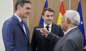 El presidente del Gobierno español, Pedro Sánchez, y el primer ministro portugués, António Costa, conversan con el presidente galo, Emmanuel Macron, para acordar una nueva interconexión energética en Europa.