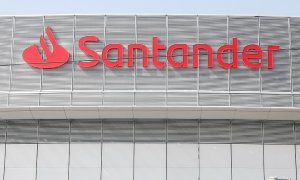 El logo del Banco Santander en uno de los edificios de su sede corporativa en la localidad madrileña de Boadilla del Monte. E.P./Ricardo Rubio