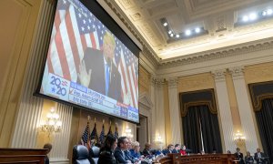 13/10/2022-Un video del ex presidente de Estados Unidos, Donald Trump, se reproduce durante una audiencia del comité selecto de la Cámara de Representantes que investiga el ataque del 6 de enero en el Capitolio de Estados Unidos, en el Capitolio en Washin