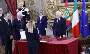 20/10/2022 - El presidente italiano Sergio Mattarella (d) y la ya primera ministra italiana Giorgia Meloni (c, de espaldas) durante la ceremonia en Roma.