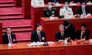 22/10/22 Un bedel acompaña fuera al expresidente de China, Hu Jintao, durante la ceremonia de clausura del XX Congreso del Partido Comunista chino, en Pekín, a 22 de octubre de 2022.
