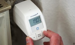 Una persona ajusta el termostato de un radiador.