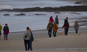 Gente paseando por la playa de Patos en Nigrán (Galicia) este 23 de octubre de 2022.