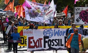Activistas climáticos protestan frente a la sede del Banco Mundial, en Washington DC, contra la financiación de combustibles fósiles el 14 de octubre de 2022.