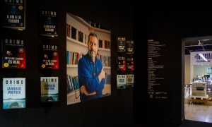 Una zona de l'exposició de Crims on apareix Carles Porta