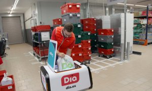 Un trabajador mete el pedido en el robot de reparto, en Alcobendas (Madrid), a 25 de octubre de 2022.