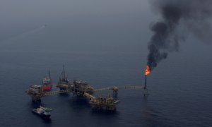 La quema de gas se ve en la plataforma del monopolio petrolero estatal mexicano Pemex en la Región Marina Noreste de Pemex Exploración y Producción en la Bahía de Campeche.