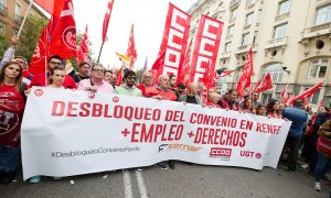 Centenares de personas pertenecientes a sindicatos de CCOO, UGT y Semaf se concentran ante el Congreso de los Diputados, a 19 de octubre de 2022, en Madrid.
