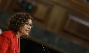 26/10/2022.- La ministra de Hacienda, María Jesús Montero, interviene este miércoles en el pleno del Congreso de los Diputados en el que se debatirá la primera jornada del debate de totalidad del proyecto de Presupuestos Generales del Estado de 2023. EFE/