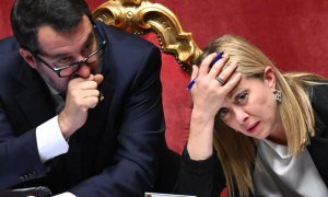 La primera ministra italiana, Giorgia Meloni (d), y el ministro de Infraestructuras y Transporte, Matteo Salvini (i), durante el debate para ratificar el nuevo gobierno del país celebrado en el Senado este 26 de octubre de 2022.