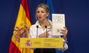 27/10/22 La vicepresidenta segunda y ministra de Trabajo y Economía Social, Yolanda Díaz, ofrece una rueda de prensa mientras muestra 'El Libro de Oro del Trabajo', a 27 de octubre de 2022.