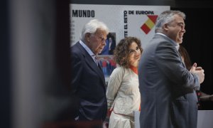 Felipe González, María Jesús Montero y Santos Cerdán, durante la inauguración de la exposición ‘40 años de democracia, 40 años de progreso. 1982-2022'