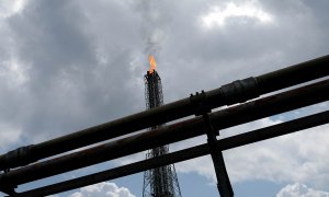 Una torre que quema gas en una planta de procesamiento de GNL operada por Shell y otros en Bonny Island, en el estado de Rivers (Nigeria). REUTERS/Paul Carsten