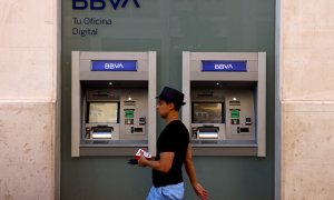 Un hombre pasa frente a los cajeros automáticos de una sucursal de BBVA en Málaga. REUTERS/Jon Nazca