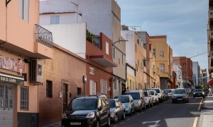 Un par de coches circulan por una zona residencial en La Laguna (Tenerife)