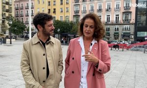 Carla Antonelli atiende a 'Público' en la plaza de Pedro Zerolo de Madrid