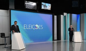 El presidente brasileño y candidato a la reelección Jair Bolsonaro y el ex presidente brasileño (2003-2010) y candidato por el Partido de los Trabajadores (PT) Luiz Inácio Lula da Silva se preparan antes del inicio de el debate televisivo en el estudio de