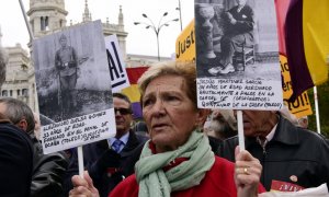 Una mujer se manifiesta por el recuerdo de las víctimas del franquismo en Madrid.