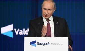 El presidente ruso, Vladimir Putin, se dirige a la sesión plenaria del foro del Club de Discusión Valdai en Moscú, el 27 de octubre de 2022.