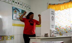 30/10/2022 Una seguidora de Lula da Silva gesticula mientras vota en la segunda vuelta de las elecciones de Brasil, en Aguas Lindas