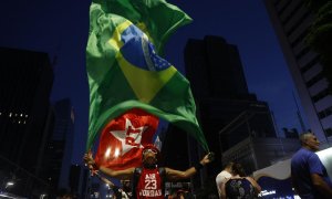 Simpatizantes de Luiz Inacio Lula da Silva celebran la victoria de Lula en la Avenida Paulista de Sao Paulo (Brasil).