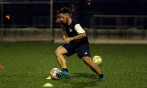 El delantero del Club Esportiu Europa, Álex Alcaide, durante un entrenamiento.