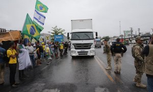 Grupos de camioneros bloquean las carreteras de Río de Janeiro para exigir un golpe militar contra la elección de Lula da Silva, a 1 de noviembre de 2022.