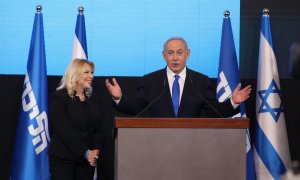 El ex primer ministro israelí y líder del partido Likud, Benjamin Netanyahu, habla mientras su esposa Sara observa el evento electoral final del partido Likud en Jerusalén, Israel, el 1 de noviembre de 2022.
