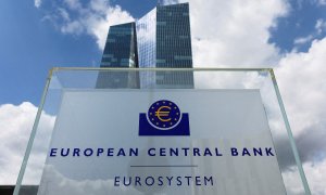 El logo del BCE frente a la entrada de su sede en Fráncfort. REUTERS/Wolfgang Rattay