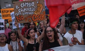 Jóvenes en la manifestación por el clima para exigir un cambio en el sistema energético, en la Plaza Mayor, a 23 de septiembre de 2022, en Madrid (España).